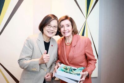 蔡英文在美國舊金山見老友裴洛西　送台灣女設計師品牌絲巾