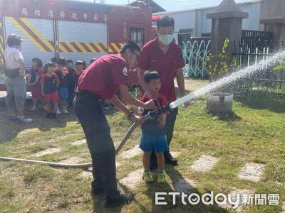 小學生拉水線體驗救災！　下營消防進校園培養家庭防火小尖兵