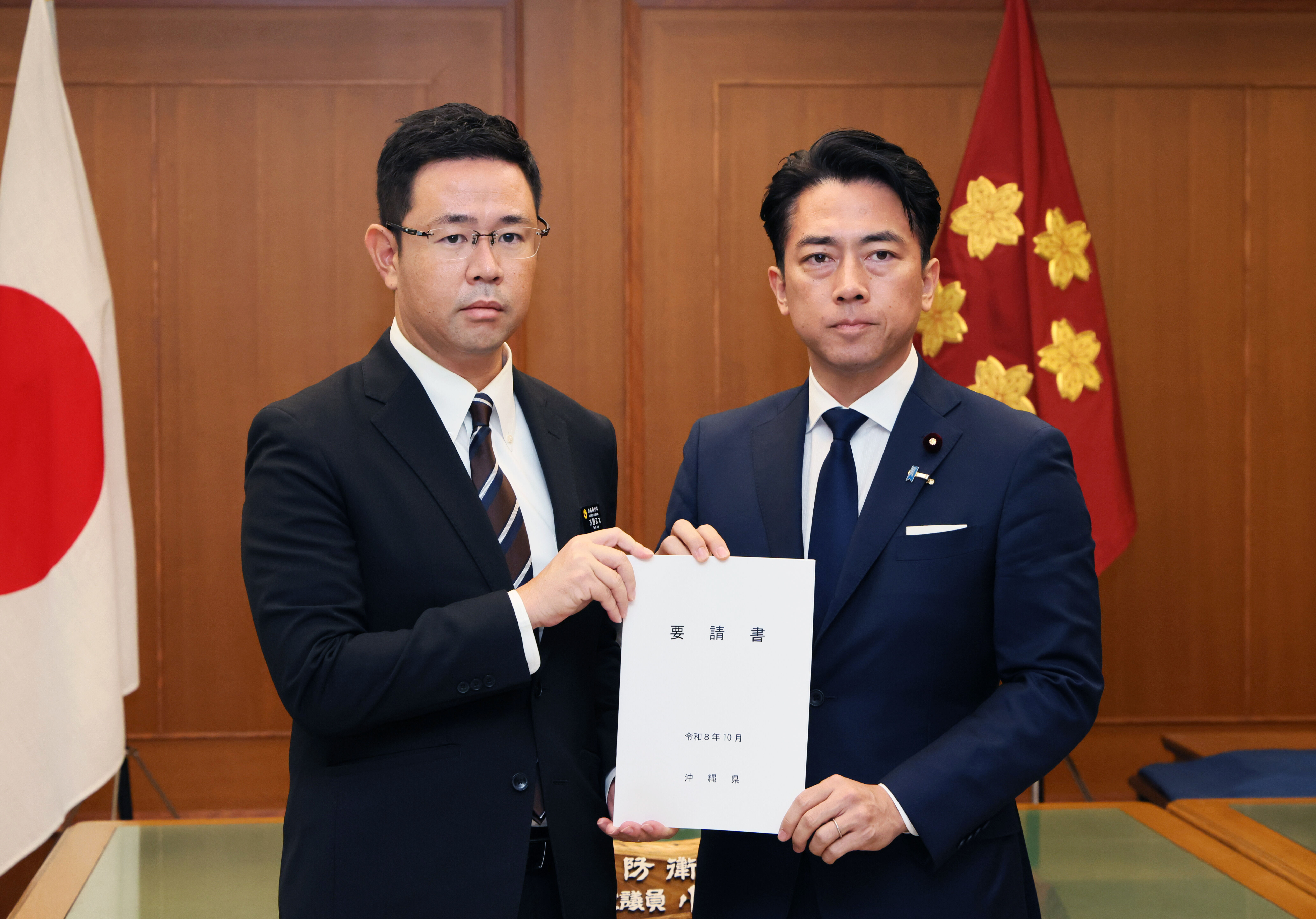 ▲▼針對駐日美軍殺人案，沖繩縣知事古謝玄太出訪東京，受防衛大臣小泉進次郎接見。（圖／達志影像／美聯社）