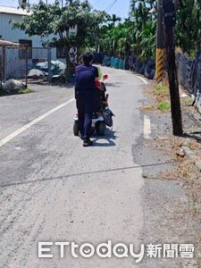 烈日下推車2公里！枋寮警護送獨居婦返家　暖心民眾也幫忙