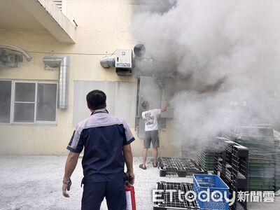 台南食品工廠電箱冒煙起火 員工拿滅火器撲滅保住廠區