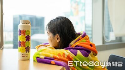 摩斯聯名SOU・SOU推5款周邊 保溫瓶、披肩毯加購價349元起
