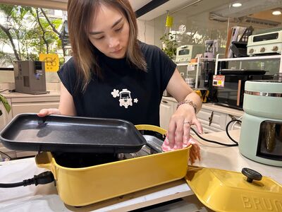 電烤盤、氣炸鍋別急著收!專家曝「清潔死角」:加熱飄異味
