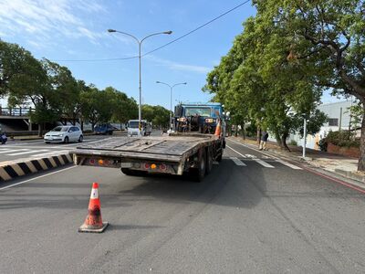 大貨車左轉沒禮讓！翁斑馬線被撞「倒地不起」　命危開刀搶救中