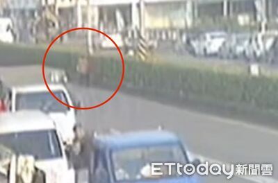 撞擊畫面曝!無良白車疑闖紅燈險要命 撞女騎士竟直接落跑