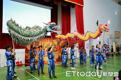 南投營北國中舞龍隊遠征波蘭 夜光龍驚豔歐洲小鎮