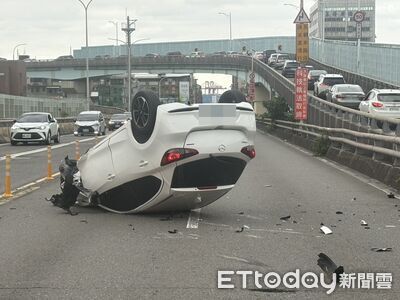 19歲女駕駛疑恍神釀禍!自撞國1基隆橋墩翻覆 髖部疼痛送醫