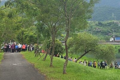 新北信徒帶法師到冬山河「排隊放生」 路人驚見運泥鰍、牛蛙入河