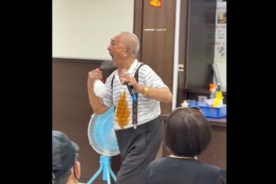 86歲阿伯示範清潔劑「猛噴嘴」全場看傻! 超狂背景曝光