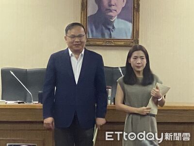徐巧芯、王義川強碰!共擔外交國防召委 被拱握手急喊感冒