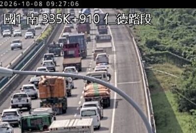 快訊／國1南路竹段砂石掉滿地！占用中、外車道　車流回堵6k