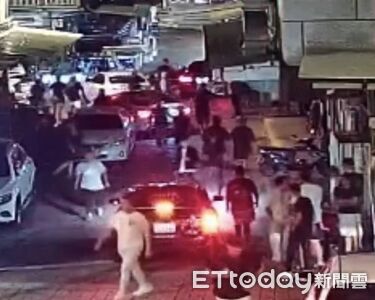 金門街頭持刀砍人!男遭多人瘋狂追殺「沿路滴血」 混戰畫面曝