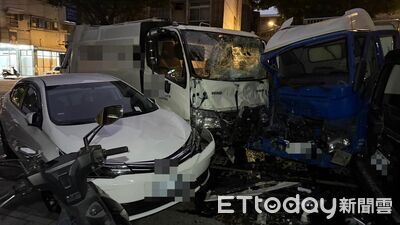 新店小貨車「為閃貓急左切」！猛撞對向釀2傷　路邊賓士慘遭波及