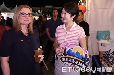 Team Taiwan登鳳凰城夜空！市長拿龍山寺御守求姻緣　「我單身」全場笑翻