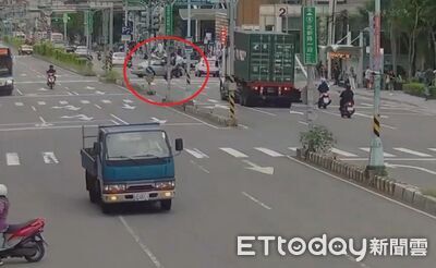 自小客突迴轉「機車母子檔撞飛」4歲童險被輾　驚悚畫面曝光