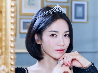 宋慧喬戴鑽石冠冕美出新高度 女神造型探CHAUMET巴黎總店