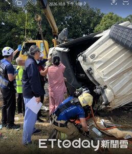 台南新營水泥車翻覆駕駛受困!警消急搶救 現場畫面曝光