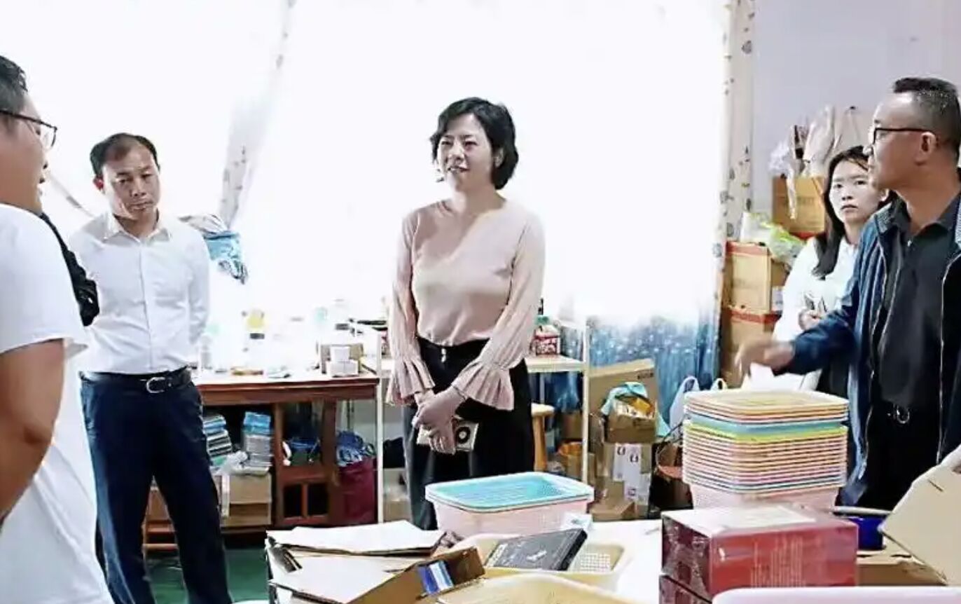 ▲遭爆料出軌多人的周姓女局長（圖中）。（圖／翻攝微博）