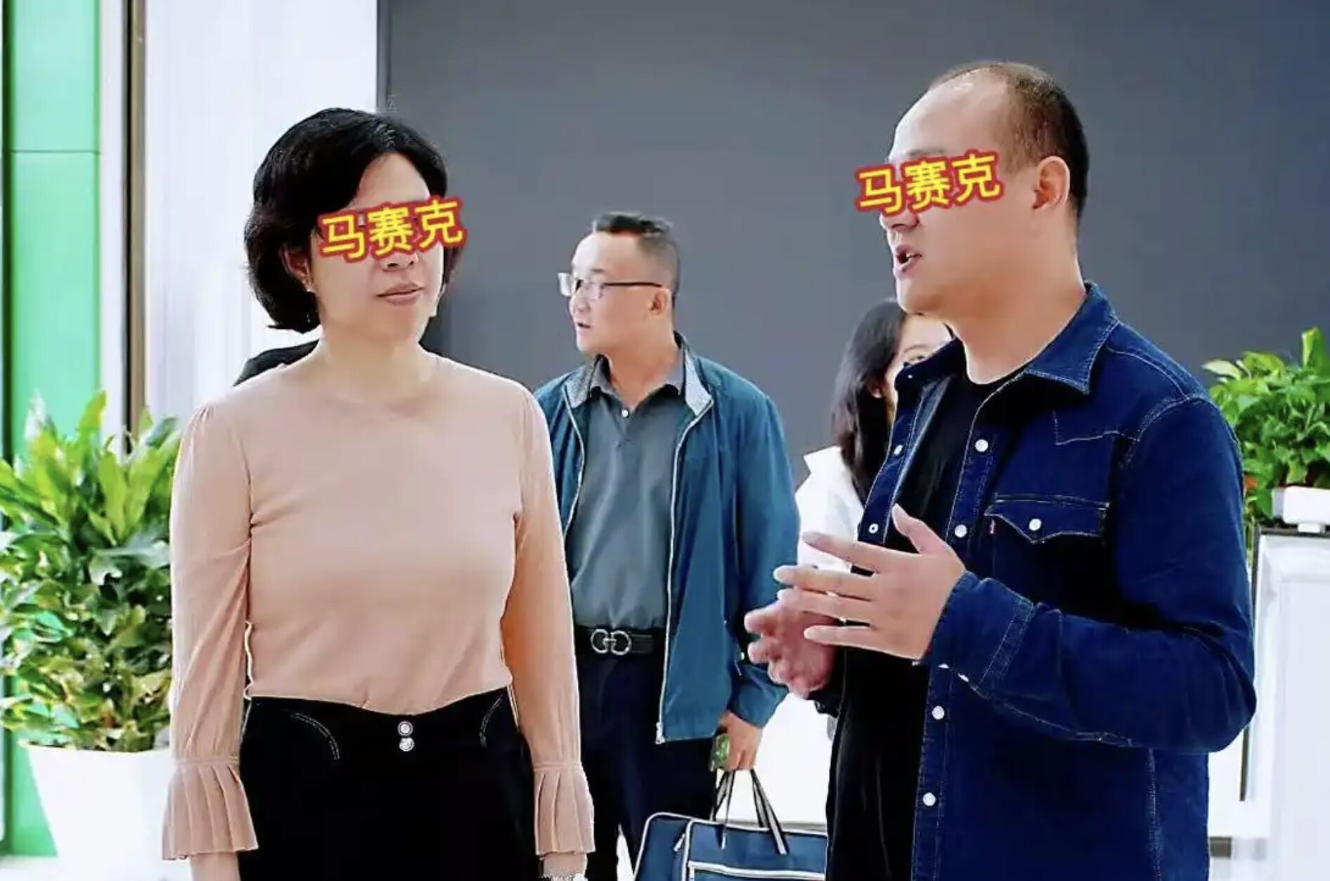 ▲周姓女局長考察基層事務。（圖／翻攝微博）