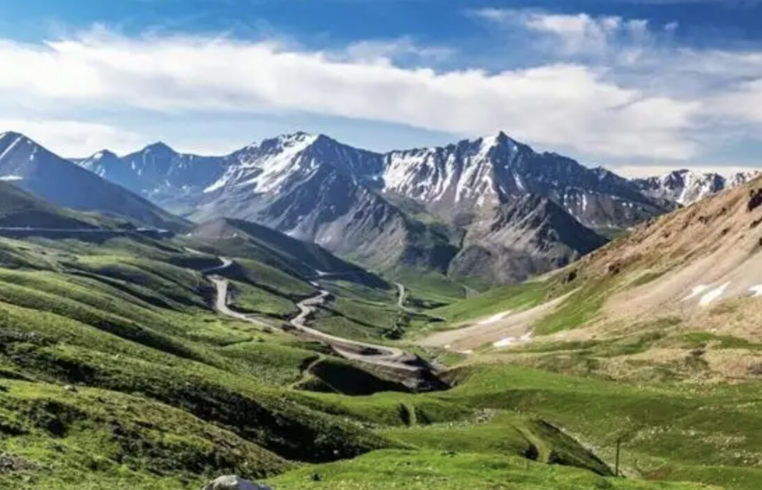 ▲新疆獨庫公路穿越天山，沿途呈現多種不同天險景觀，被稱為「中國最美公路」。（圖／翻攝天山網）