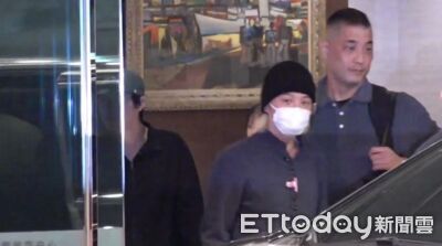 直擊/沒跟太陽、大聲一起飛!GD搭專機抵台 粉絲苦等3小時為見一面