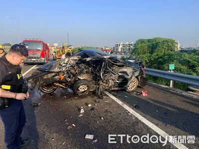 快訊／國6自小客撞護欄爛毀！駕駛拋出車外命危　超慘畫面曝