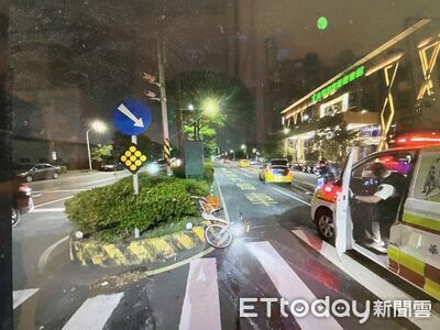 撞擊畫面曝!女大生騎YouBike鬼切 遭計程車撞飛「空翻摔地」