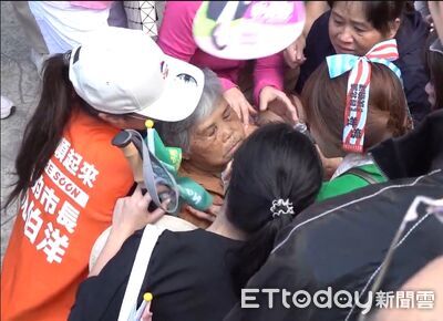 快訊/人太多!86歲嬤追洋流突暈倒嚇壞家屬 沈伯洋急協助送醫