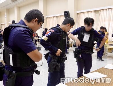 警政署招標4萬件戰術防彈衣 60警先試穿