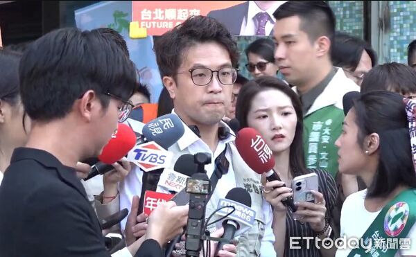 沈伯洋今祝國慶快樂 2014卻說「要把中華民國類殖民體制徹底改寫」