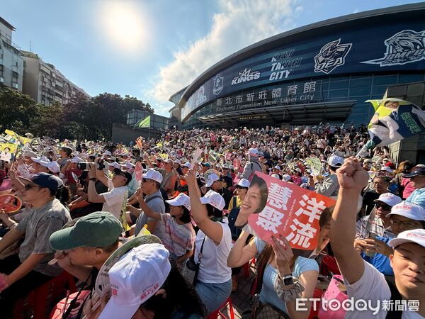 李四川嗆「新北沒洋流」 蘇巧慧、沈伯洋北新莊造勢湧破萬民眾