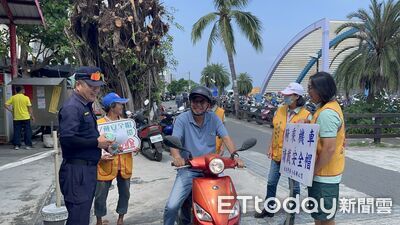 連假遊小琉球超夯!巨型安全帽現身東琉碼頭 警推交通公約