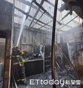 逢甲商圈民宅火警「狂竄恐怖黑煙」 嚇壞連假逛街人潮