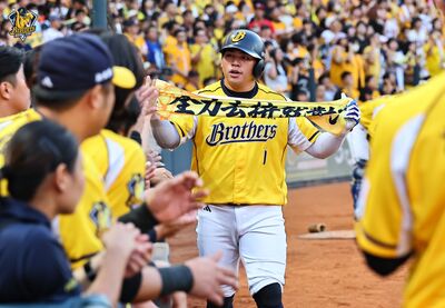 「只有投手沒辦法贏」平野盛讚兄弟守備　曾頌恩9刺殺還破紀錄