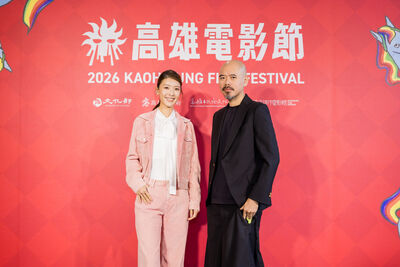 余香凝變性感女殭屍!飛撲劉冠廷羞讚「很有力」 導演爆料:原作幾乎沒穿衣服