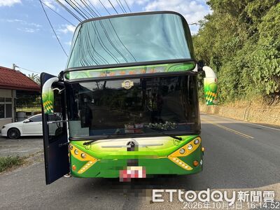 快訊/遊覽車疑超車撞倒機車 女騎士倒路中