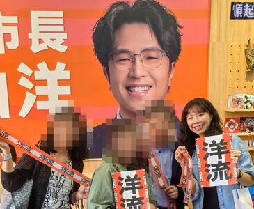 上船+1!洪慈庸淡出多年表態「支持沈伯洋」 親赴競總舉標語合照