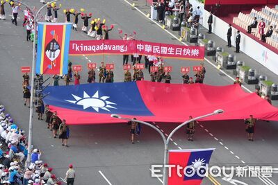 韓國瑜兼慶籌會主委 原住民族演出舉巨幅國旗+高唱「我愛中華」