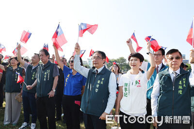 黃偉哲與市民歡慶雙十!港明儀隊開場 台南鐵路地下化將迎新里程碑