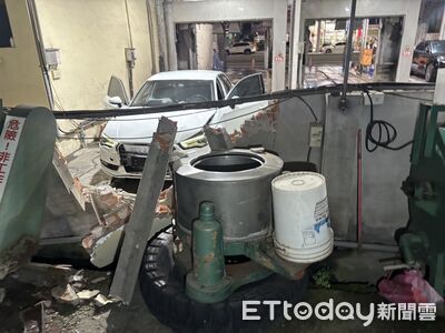 台中女車洗一半突暴衝!撞爛機具牆也垮了 疑誤踩油門釀禍