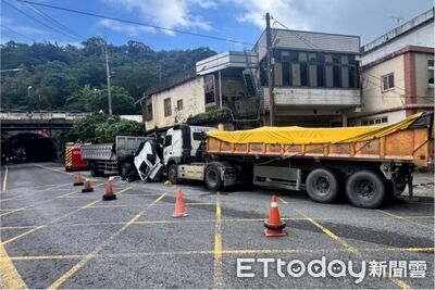 快訊/瑞芳大貨車逆衝「正面對撞」砂石車 車頭全毀駕駛受困