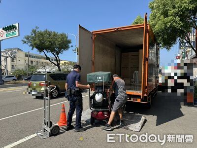 台中阿北電動車高架橋刁車 好心物流駕駛幫把車載回家