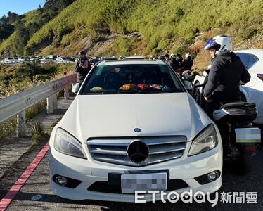 武嶺賓士男「車丟路中去賞景」!害200車全卡死 網友氣炸:太白目