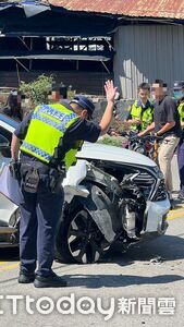 自小客撞橋墩甩尾鏟翻重機...後方狂塞1公里 警民抬車恢復通行