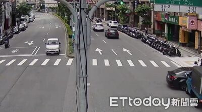 發財車煞不停猛撞左轉自小客!4機車等紅燈被鏟倒 2人受傷送醫