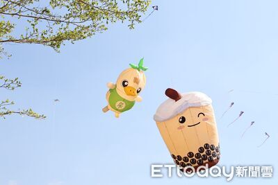 菜奇鴨飛上天！台南曾文風箏嘉年華登場　逾千人追風同樂