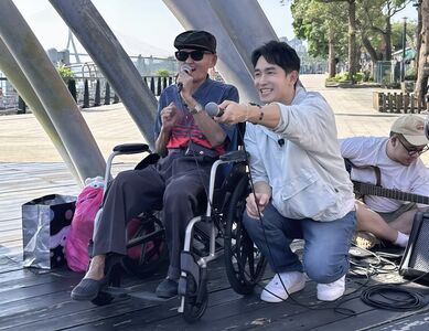 77歲李炳輝兩度中風「手指也變形」無法再彈手風琴　淡水賣唱近況曝