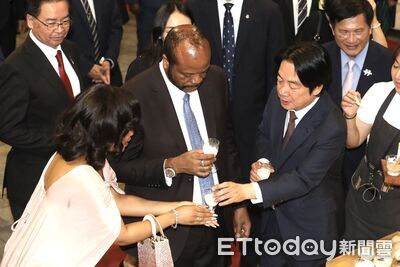 賴清德國慶酒會與史王乾杯「杏仁豆腐」　林佳龍偕妻放閃喝交杯酒