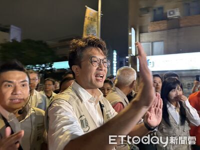 蔣萬安、沈伯洋緊牽雙手溝通1分鐘! 民眾高喊要辯論