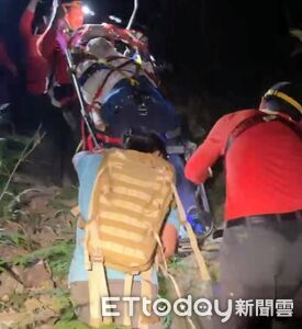 快訊/登八仙山突倒地67歲山友OHCA 搜救人員以獨輪車接力搬下山